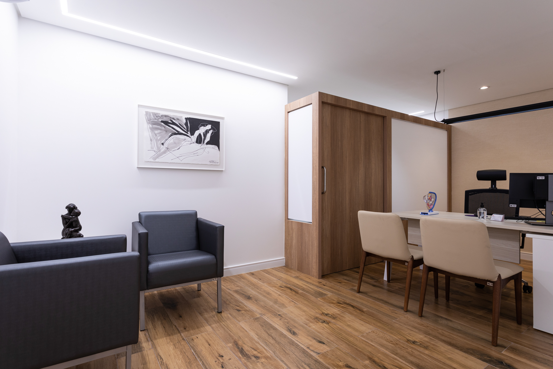 Sala de consulta da Dra. Marina Andres com decoração clean e modelo anatômico